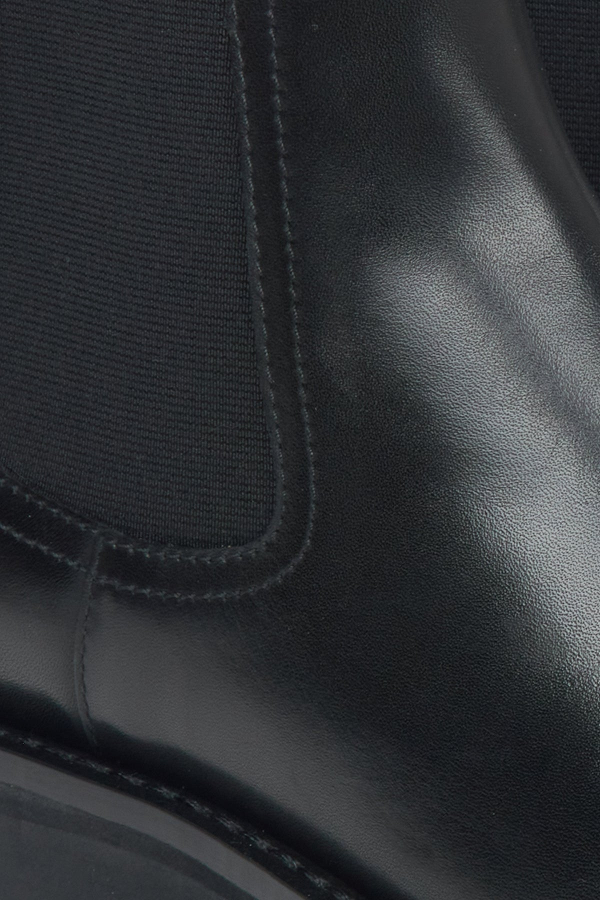 Elegante schwarze niedrige Chelsea-Stiefeletten für Damen aus echtem Leder von Estro – Nahaufnahme der Details.