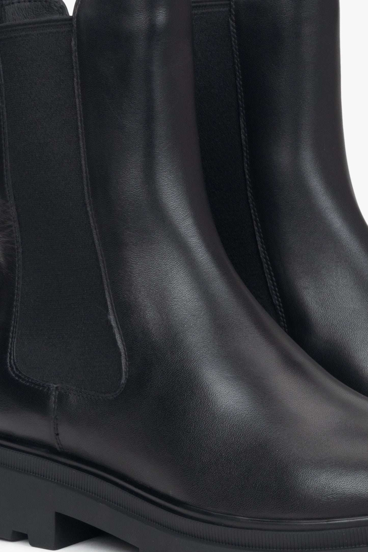 Schwarze Leder Chelsea Stiefeletten mit softem Schaft und leichtem Futter Estro ER00116137