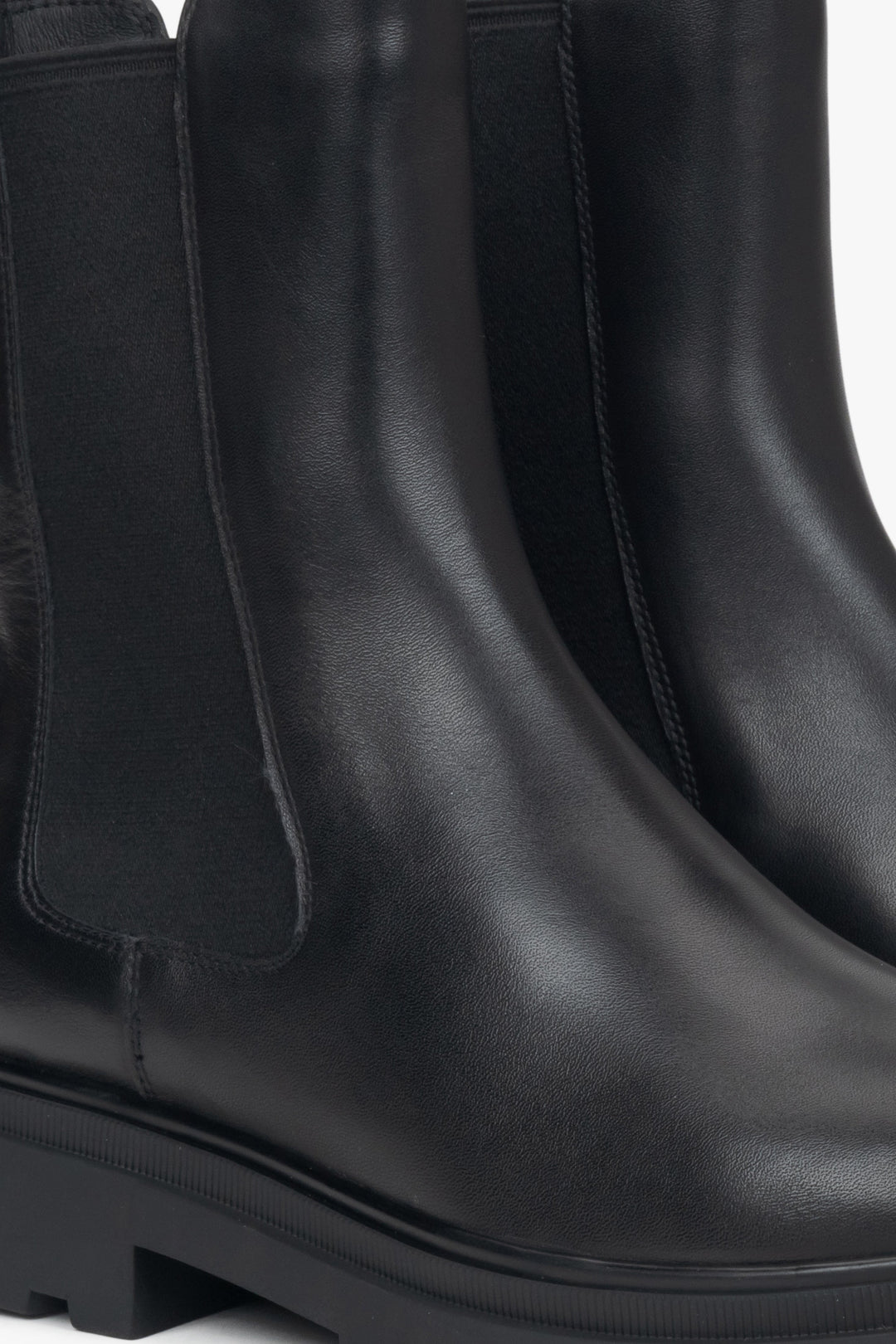 Schwarze Leder Chelsea Stiefeletten mit softem Schaft und leichtem Futter Estro ER00116137
