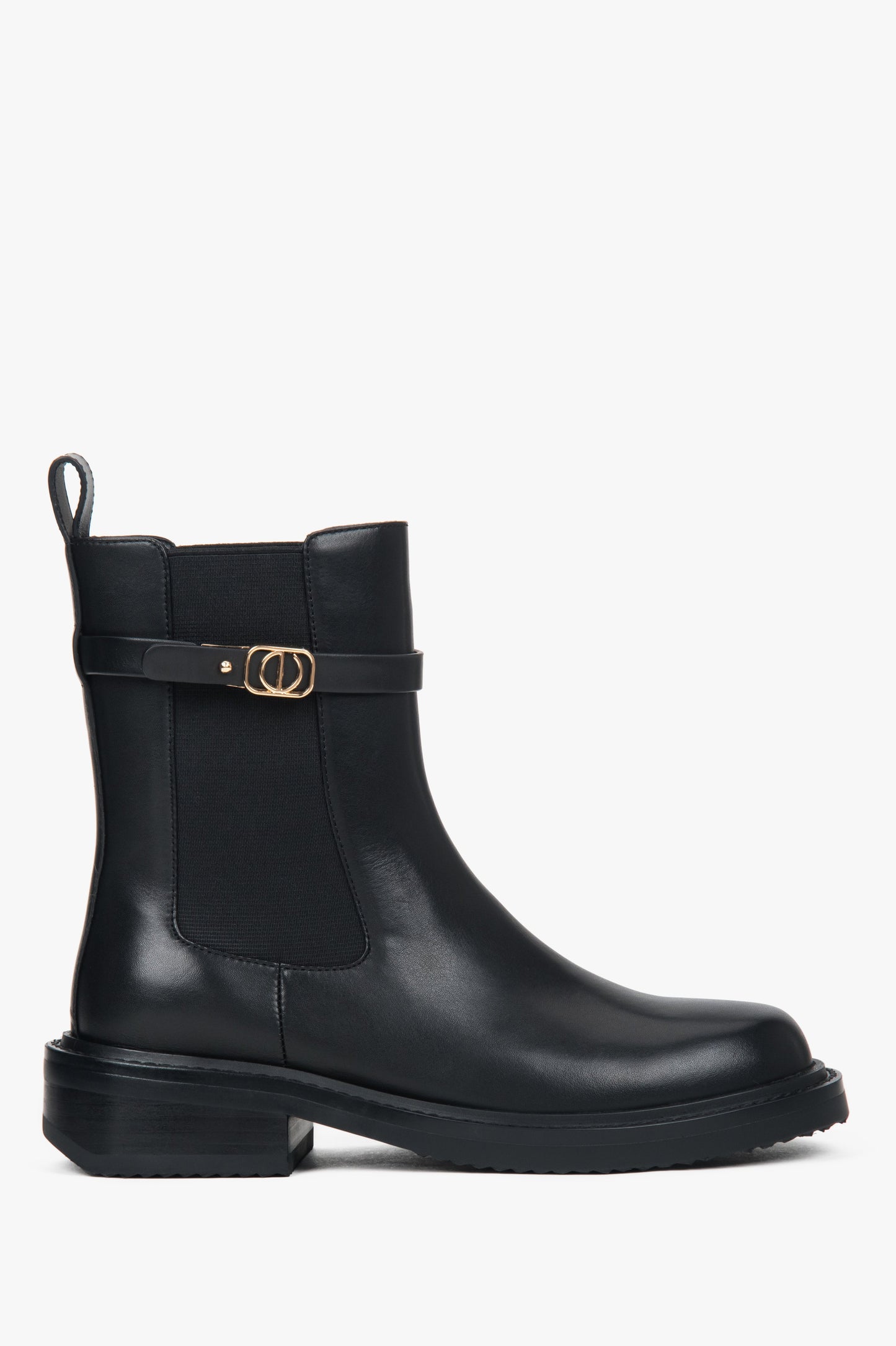 Flache Profilansicht der Außenseite des schwarzen Leder-Chelsea-Boots mit dekorativem Riemen und flachem Absatz 