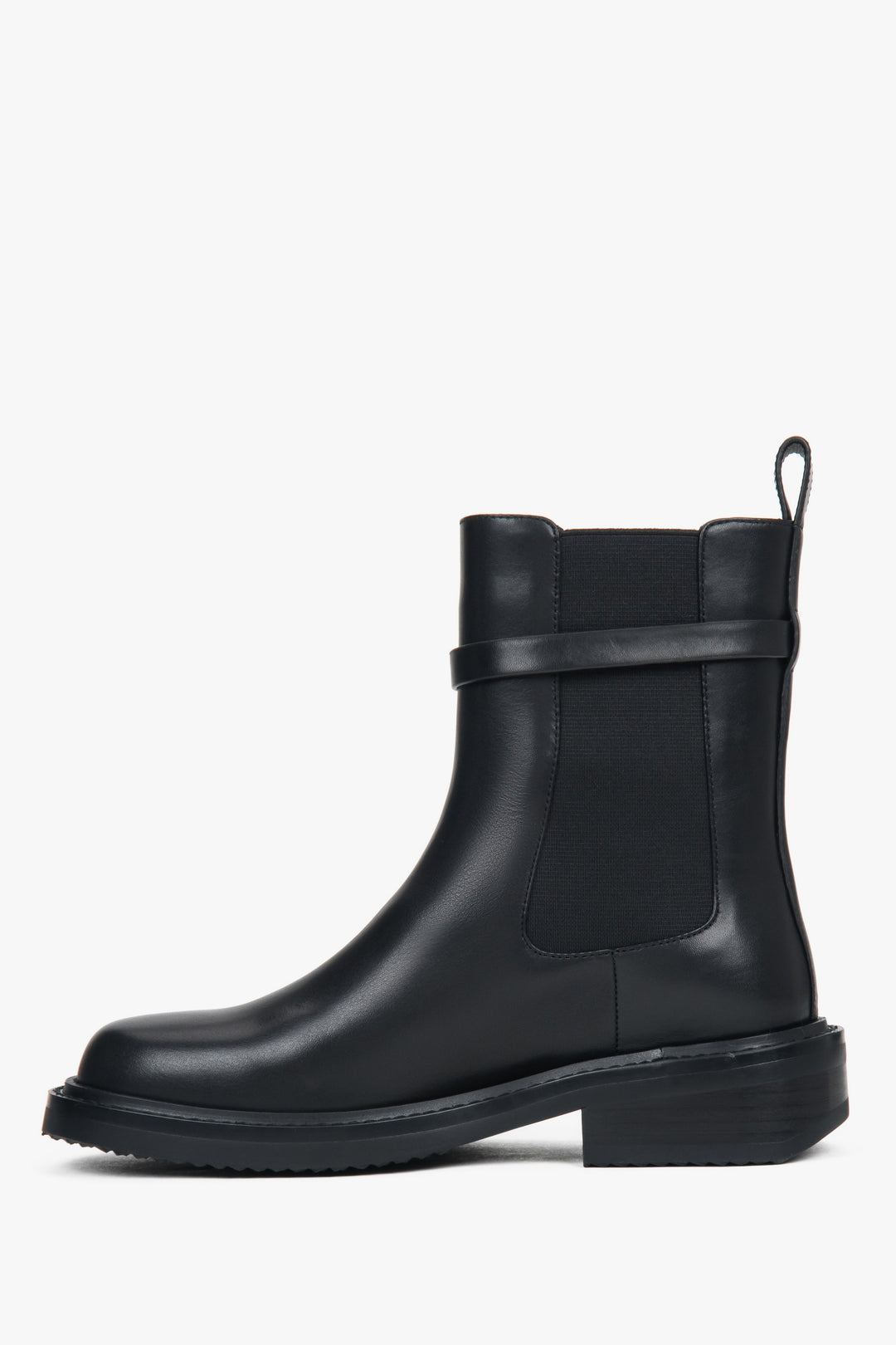 Flache Profilansicht der Innenseite der klassischen Stiefelette mit cleaner Linienführung