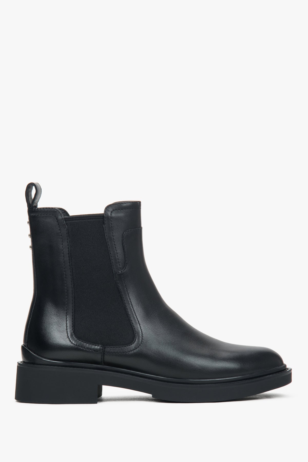 Seitenansicht der klassischen schwarzen Chelsea-Boots aus glattem Echtleder mit flacher Sohle