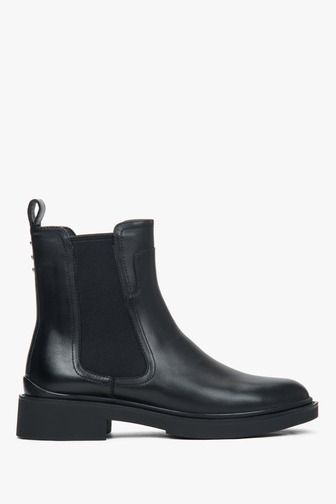 Seitenansicht der klassischen schwarzen Chelsea-Boots aus glattem Echtleder mit flacher Sohle