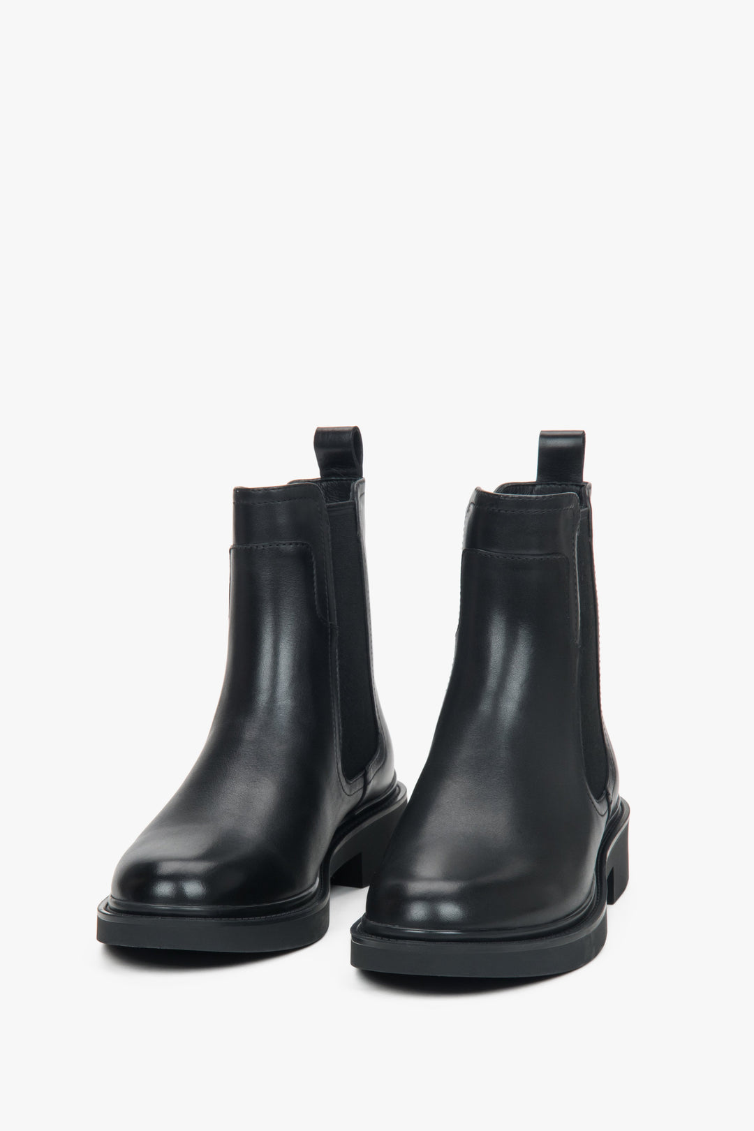 Frontale Ansicht der schwarzen Damen-Jodhpur-Stiefel für einen klaren Blick auf die Silhouette
