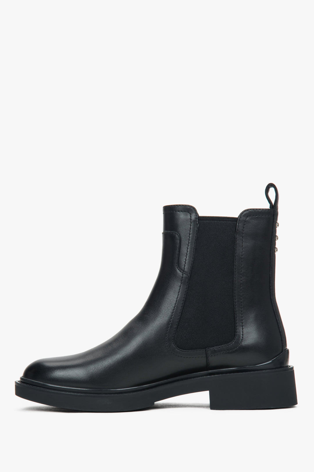 Profilansicht eines einzelnen schwarzen Chelsea-Boots mit der praktischen Zuglasche am Schaft