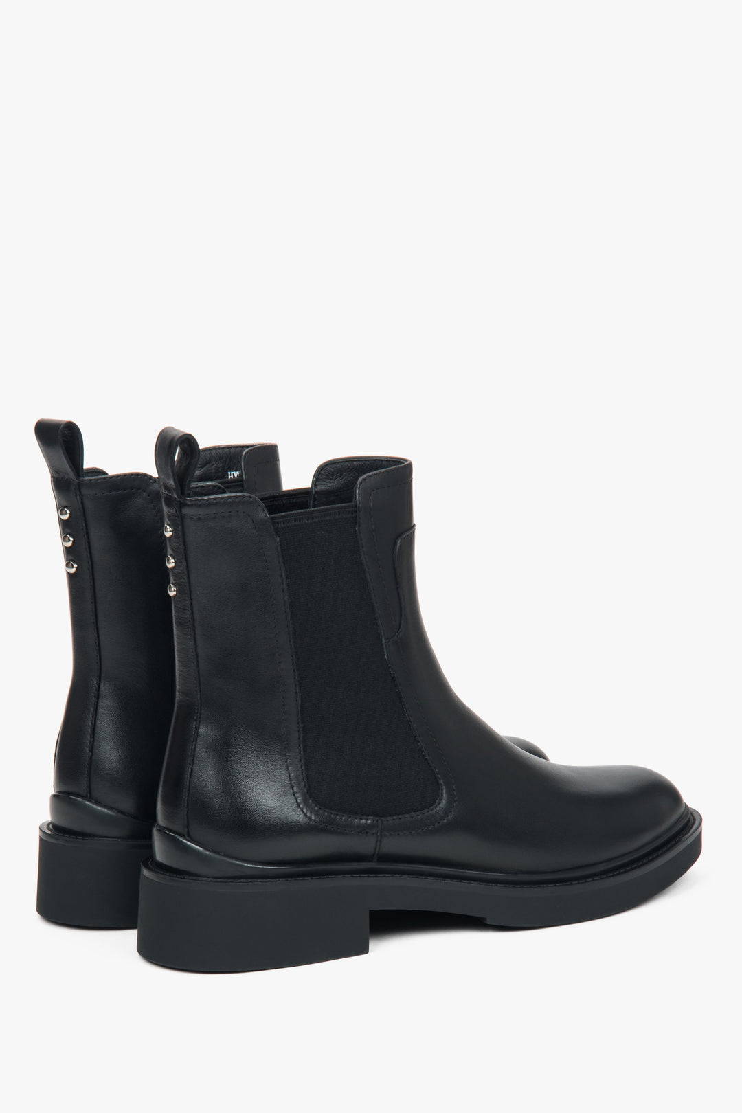Rückwärtige Ansicht der Lederstiefel mit Fokus auf die feinen, dekorativen Nieten am Schaft
