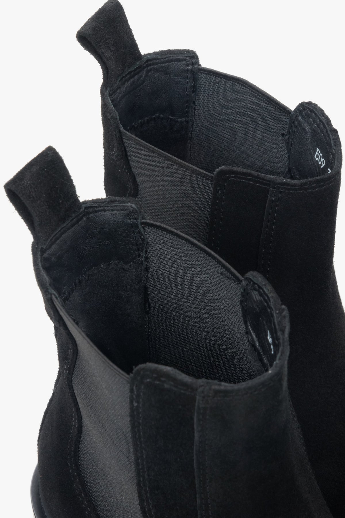Detailansicht des weichen Flanellfutters im Inneren der schwarzen Boots