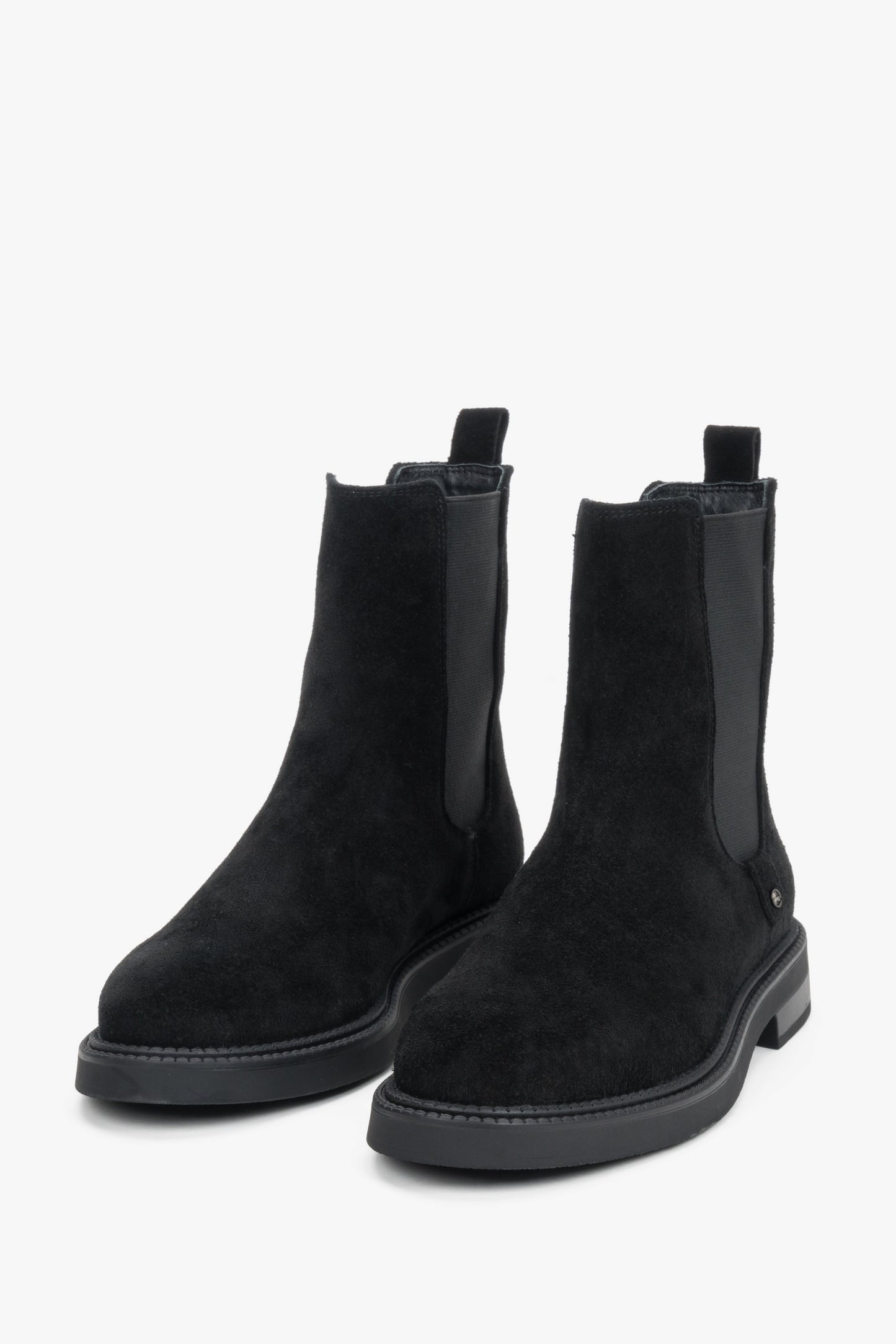 Frontale Schrägansicht der schwarzen Velours-Stiefeletten