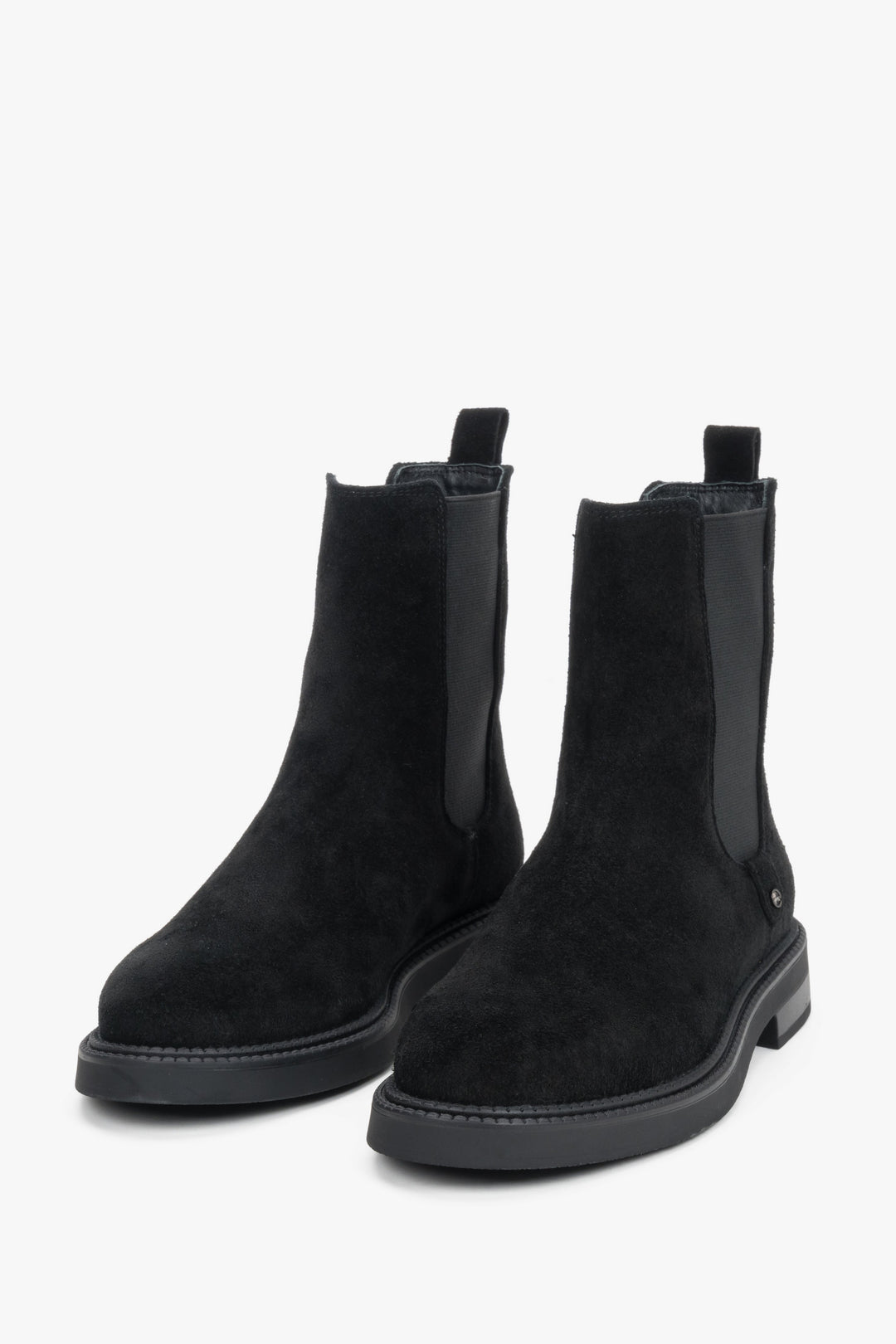 Frontale Schrägansicht der schwarzen Velours-Stiefeletten