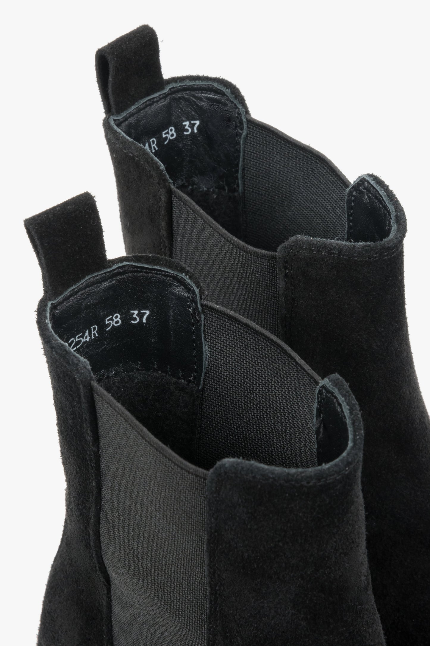 Nahaufnahme des Schafts von oben mit Fokus auf das warme Flanellfutter und die Zuglasche