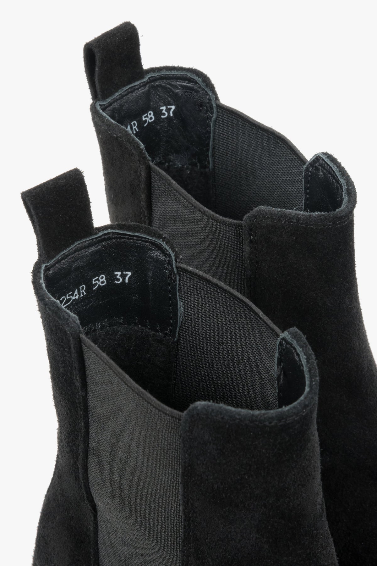 Nahaufnahme des Schafts von oben mit Fokus auf das warme Flanellfutter und die Zuglasche
