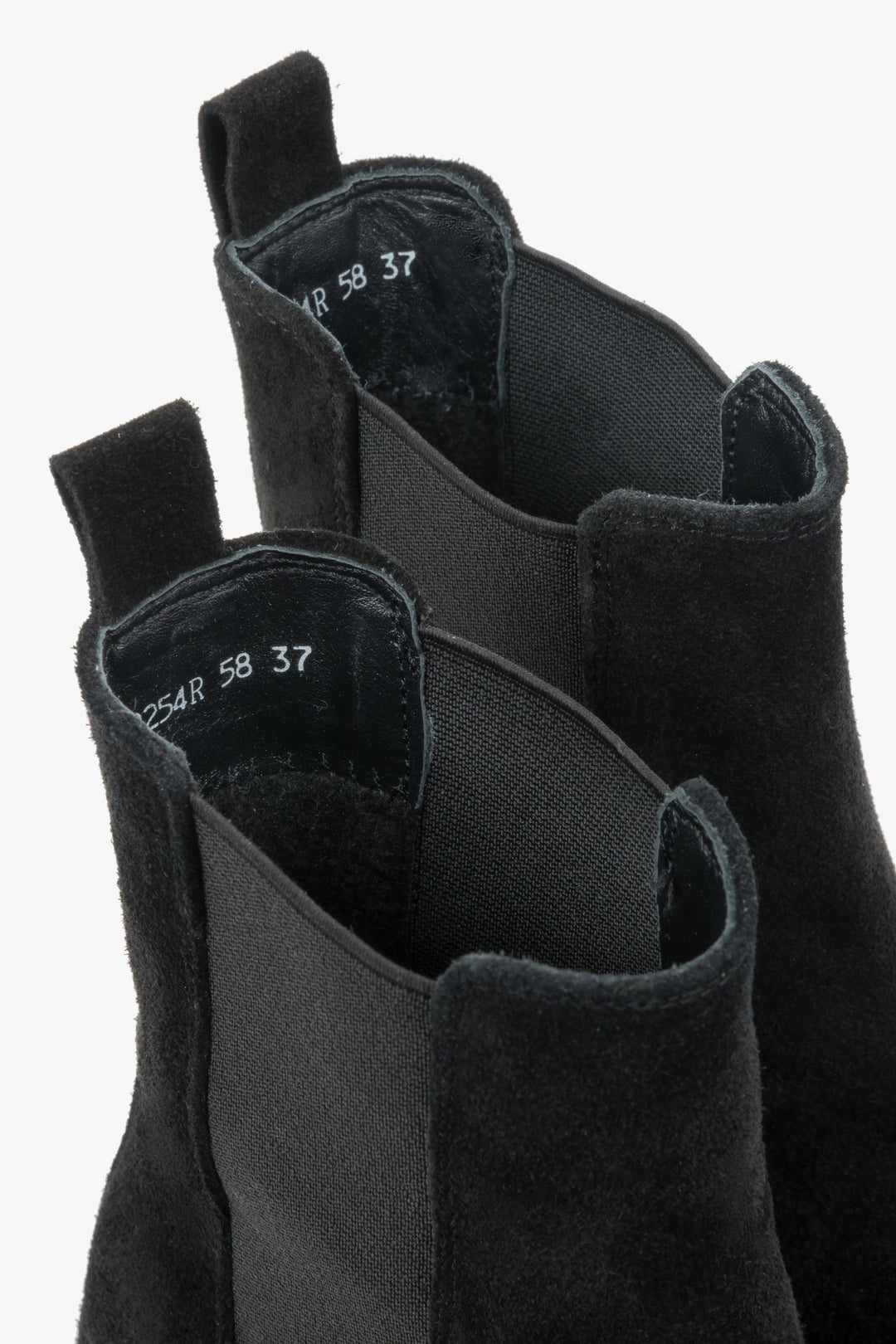 Nahaufnahme des Schafts von oben mit Fokus auf das warme Flanellfutter und die Zuglasche