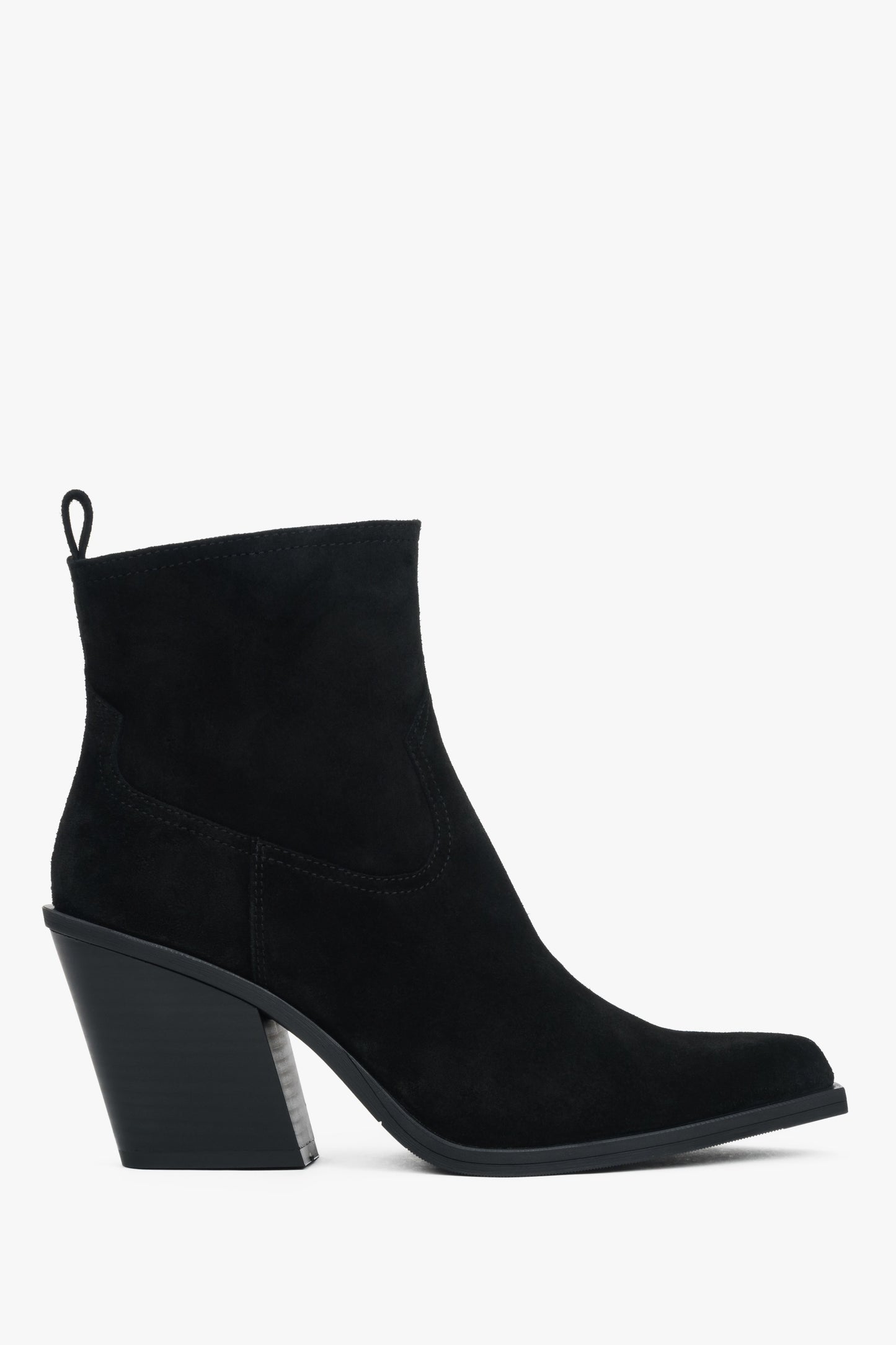 Flache Seitenansicht der schwarzen Cowboy-Stiefelette aus italienischem Velours
