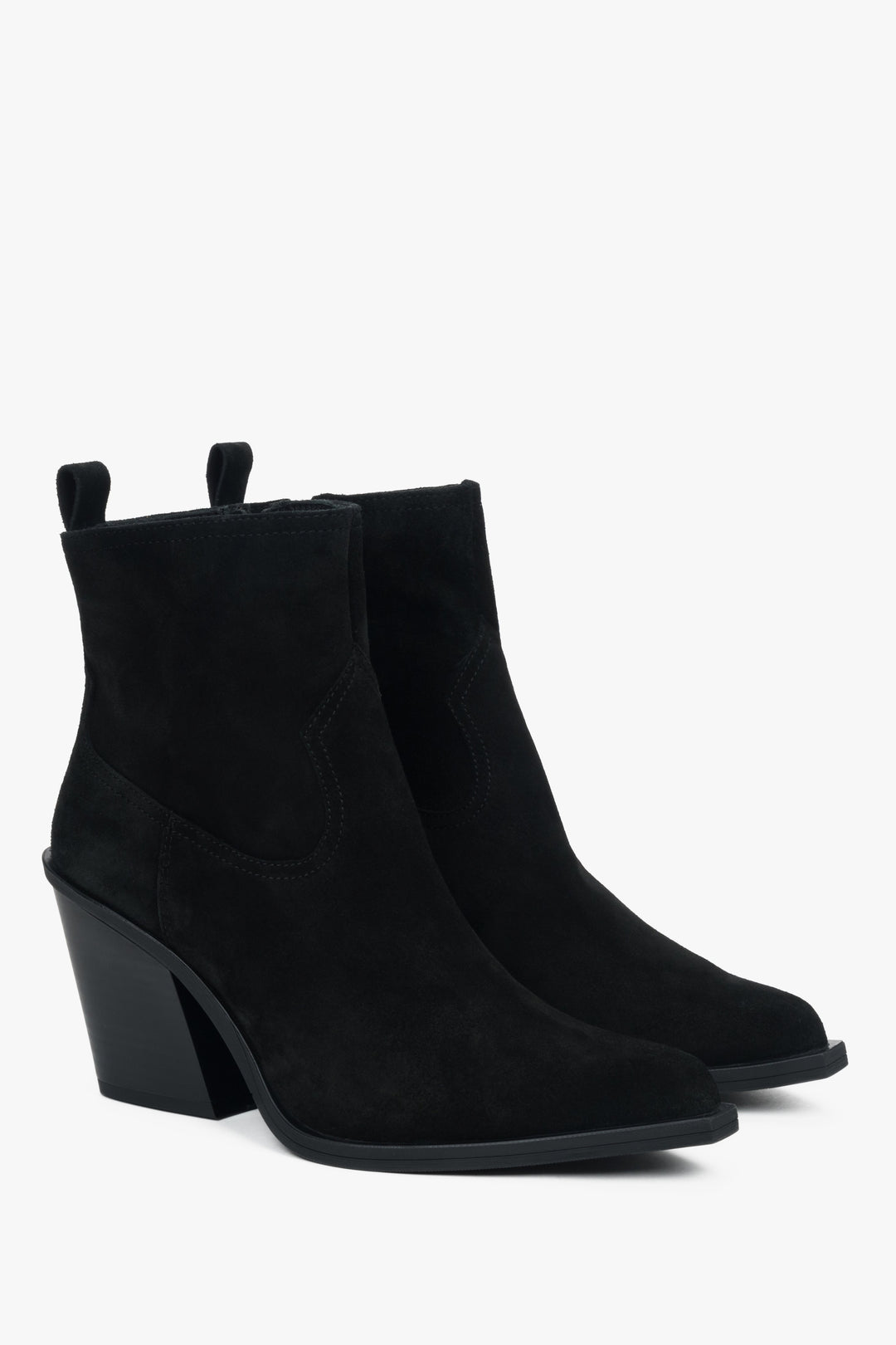 Schrägansicht des schwarzen Cowboy-Stiefeletten-Paares mit spitzer Zehenpartie im Western-Stil