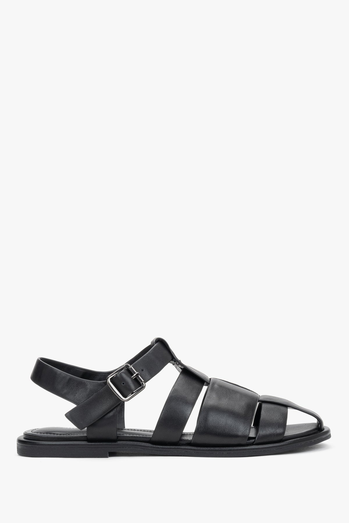 Seitenansicht der schwarzen Leder-Sandalen mit geflochtenen Riemen und Schnalle.