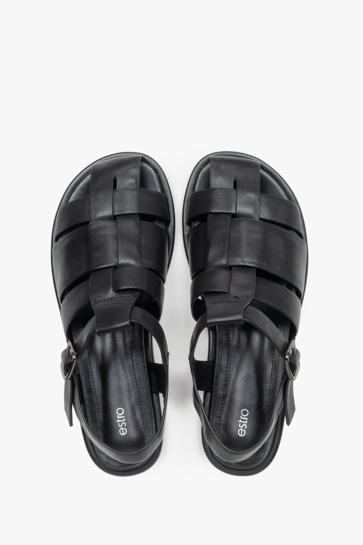 Draufsicht auf das Paar schwarzer Sandalen mit Chevro-Leder-Innensohle.