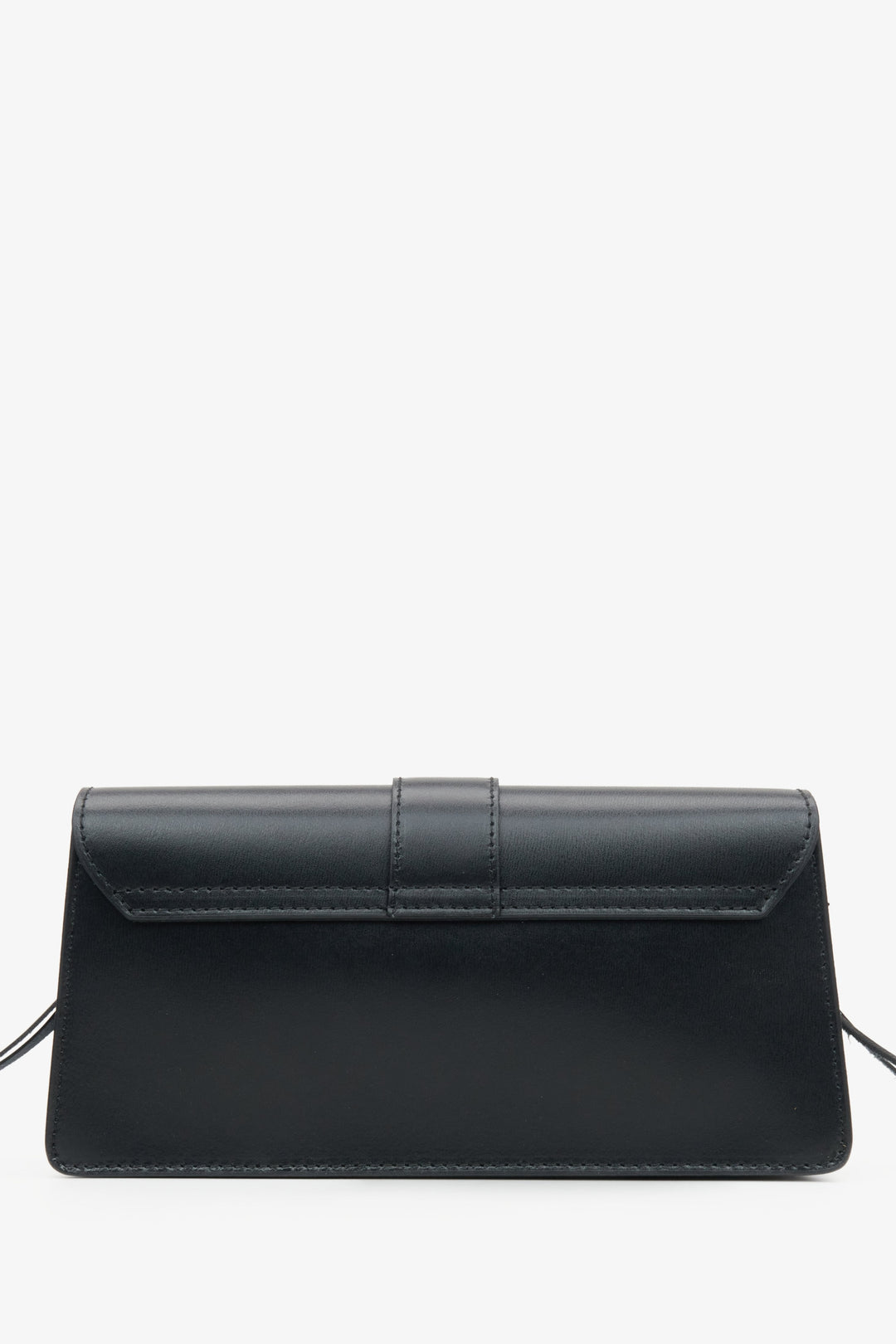 Damen-Handtasche in Schwarz von Estro – Rückseite.