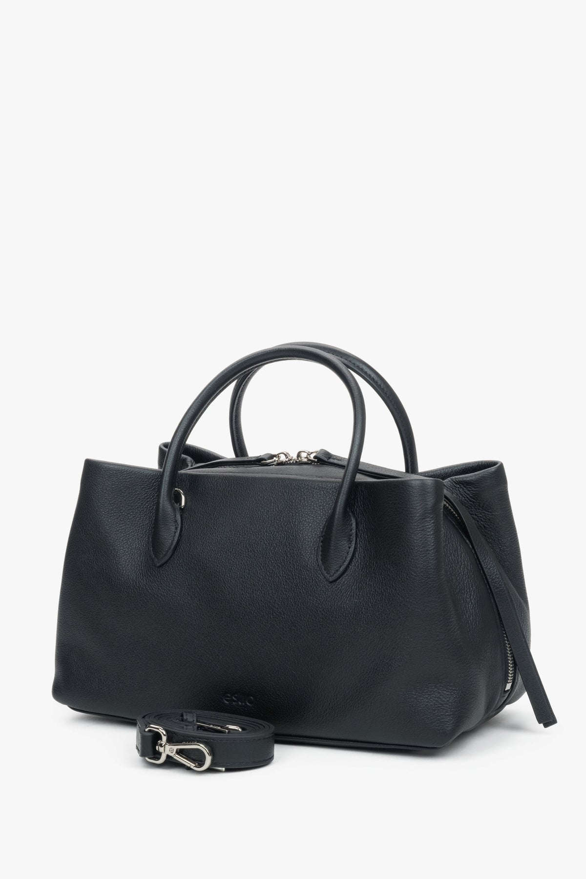 Schrägansicht der schwarzen Handtasche, die die geräumige Form und die silbernen Akzente hervorhebt 