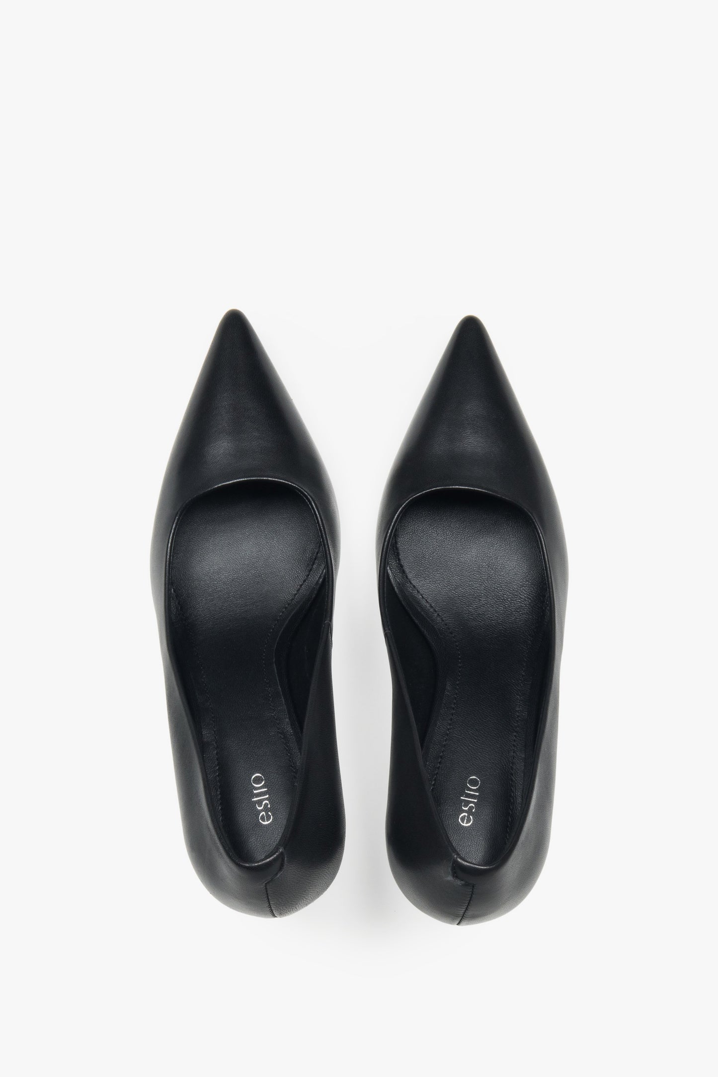 Draufsicht auf schwarze High Heels für Damen aus echtem Leder.