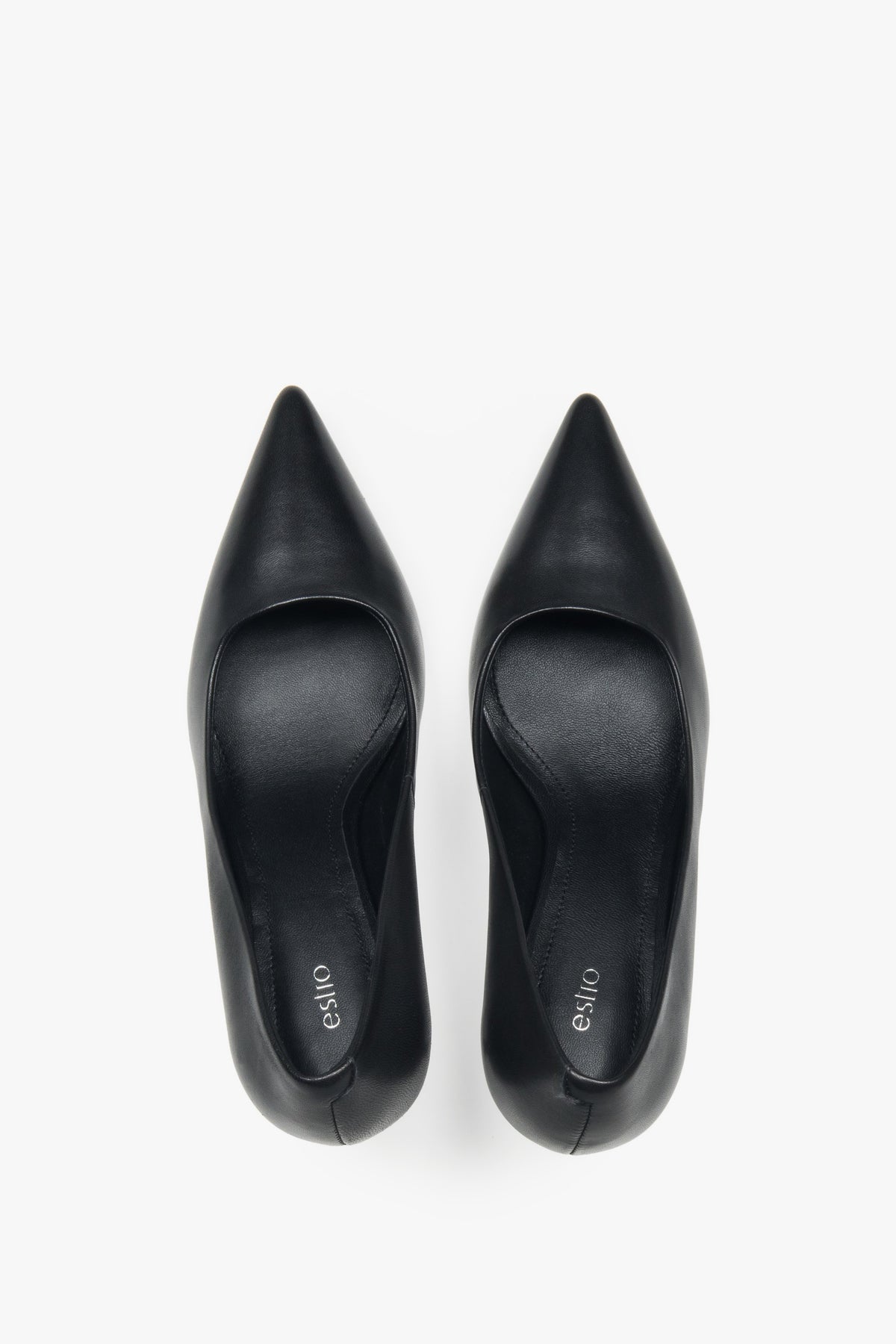 Draufsicht auf schwarze High Heels für Damen aus echtem Leder.