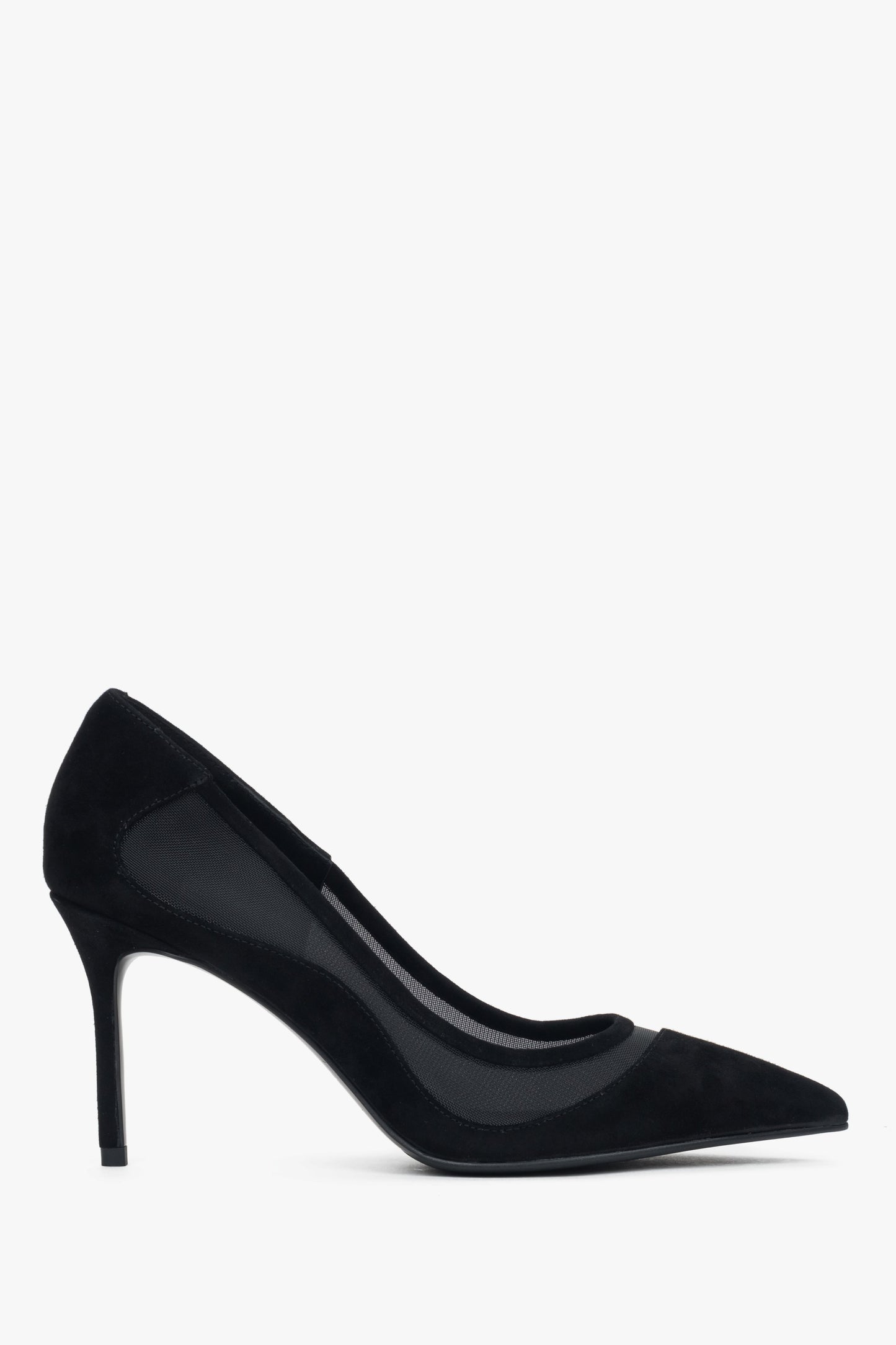 Seitenansicht der schwarzen High Heels mit spitzer Zehenpartie und Mesh-Einsätzen.