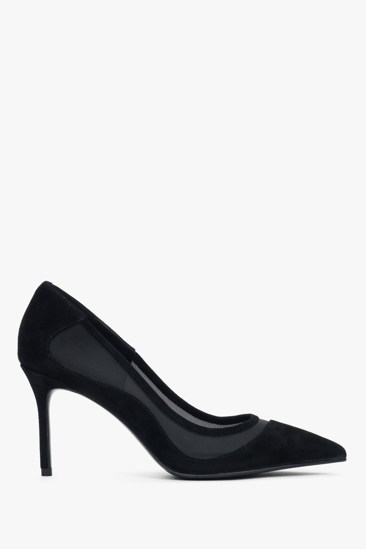 Seitenansicht der schwarzen High Heels mit spitzer Zehenpartie und Mesh-Einsätzen.
