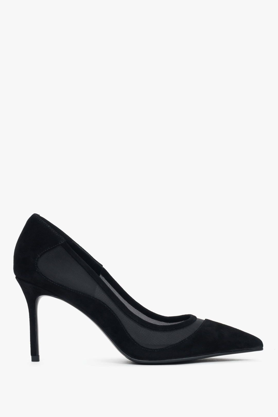 Seitenansicht der schwarzen High Heels mit spitzer Zehenpartie und Mesh-Einsätzen.