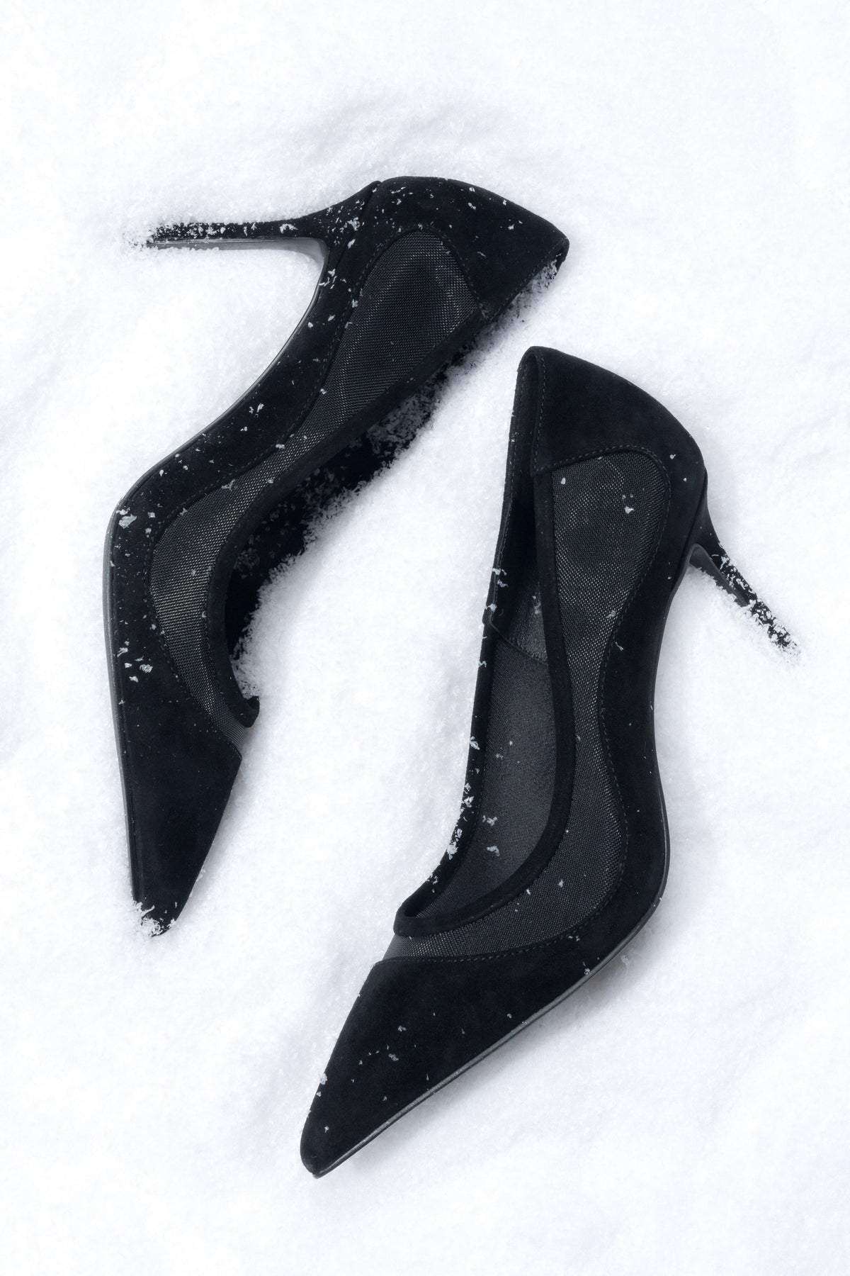 Detailansicht der spitzen Zehenpartie und der Mesh-Einsätze an schwarzen Estro High Heels.