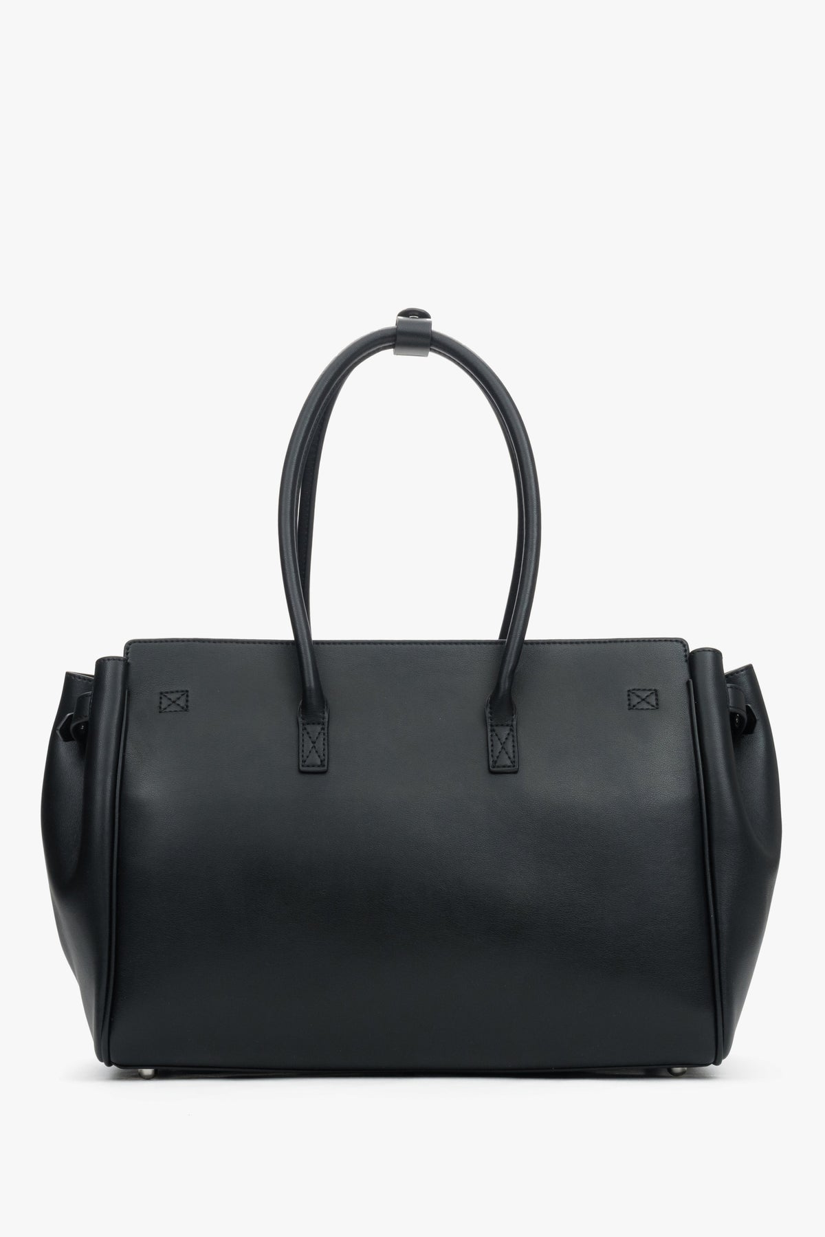 Rückprofil der geräumigen, schwarzen Leder-Henkeltasche von Estro.