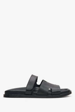 Flaches Seitenprofil der schwarzen Damen-Pantoletten mit verstellbarem Riemen