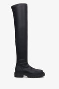 Seitenansicht der schwarzen Damen-Overknee-Lederstiefel mit dicker Sohle