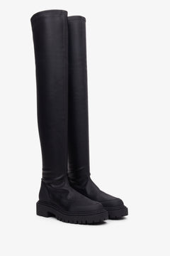 Leicht schräge Ansicht der schwarzen Damenstiefel aus italienischem Leder