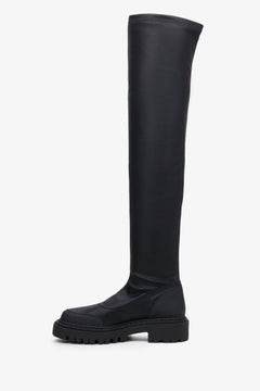 Flaches Seitenprofil der schwarzen Damen-Stiefel mit flachem Absatz