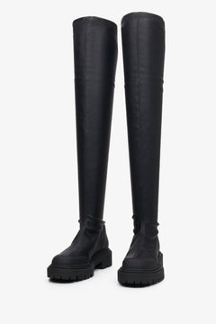 Schrägansicht des Paares schwarzer Overknee-Stiefel