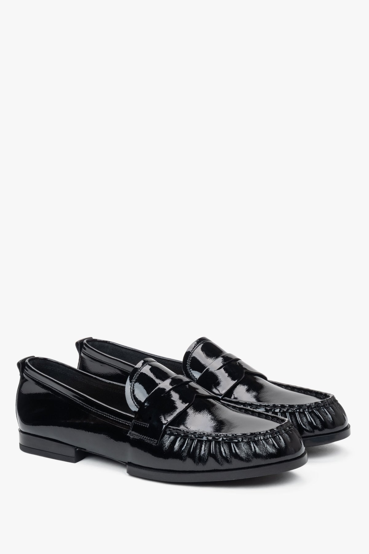 Elegante Slipper in Schwarz mit gerafftem Zehenteil. Estro ER00116899