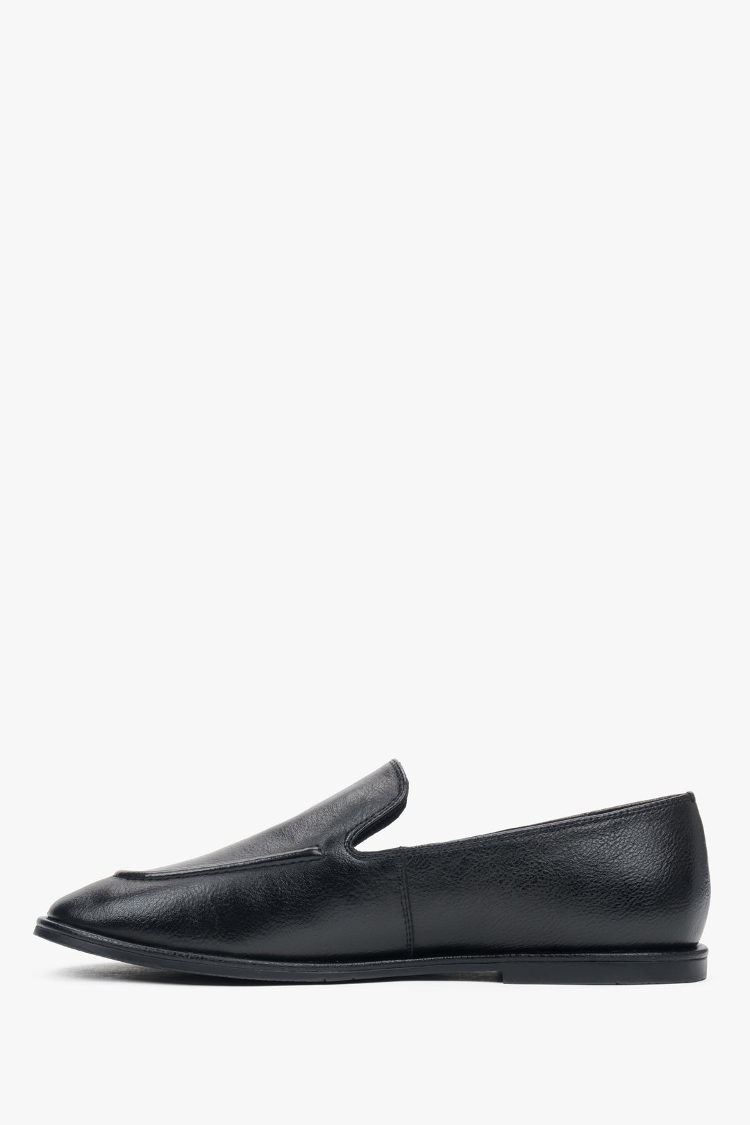 Flache Seitenansicht des schwarzen Loafers als klassischer Schlupfschuh.