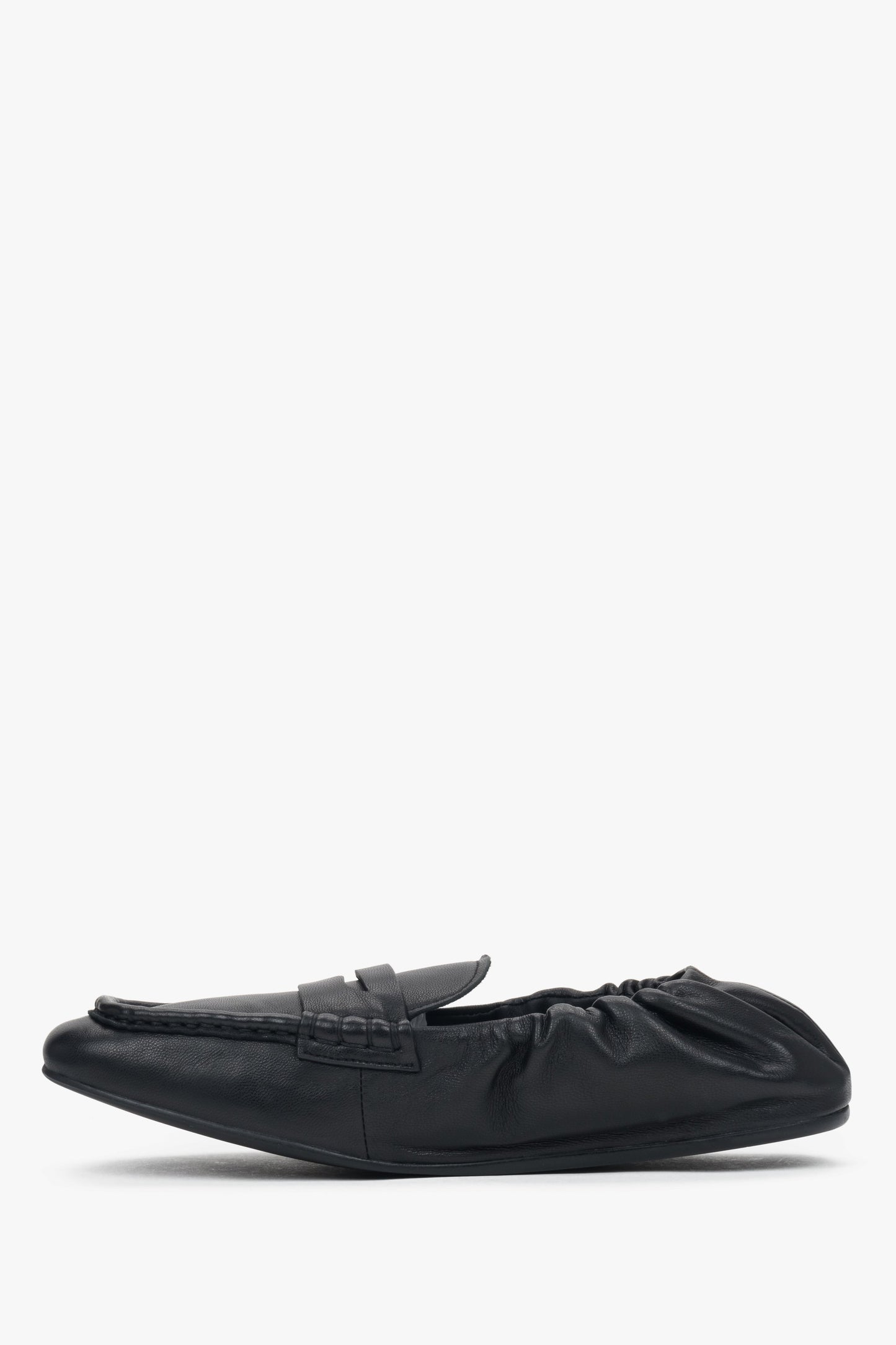 Elegante schwarze Halbschuhe für Damen aus elastischem Material – Seitenansicht. 