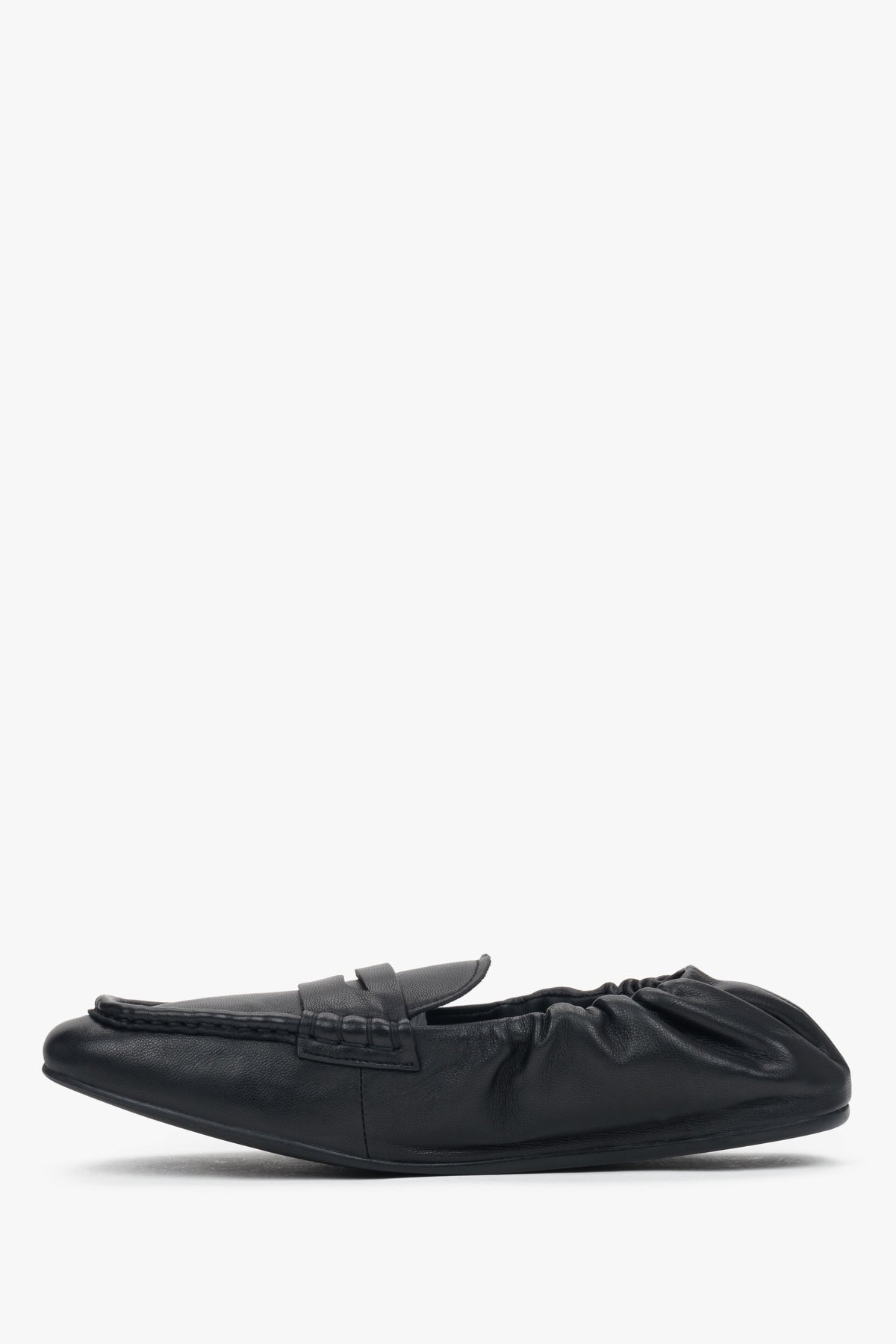 Elegante schwarze Halbschuhe für Damen aus elastischem Material – Seitenansicht. 