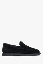 Flache Seitenansicht des schwarzen Damen-Loafers für den Winter aus Velours