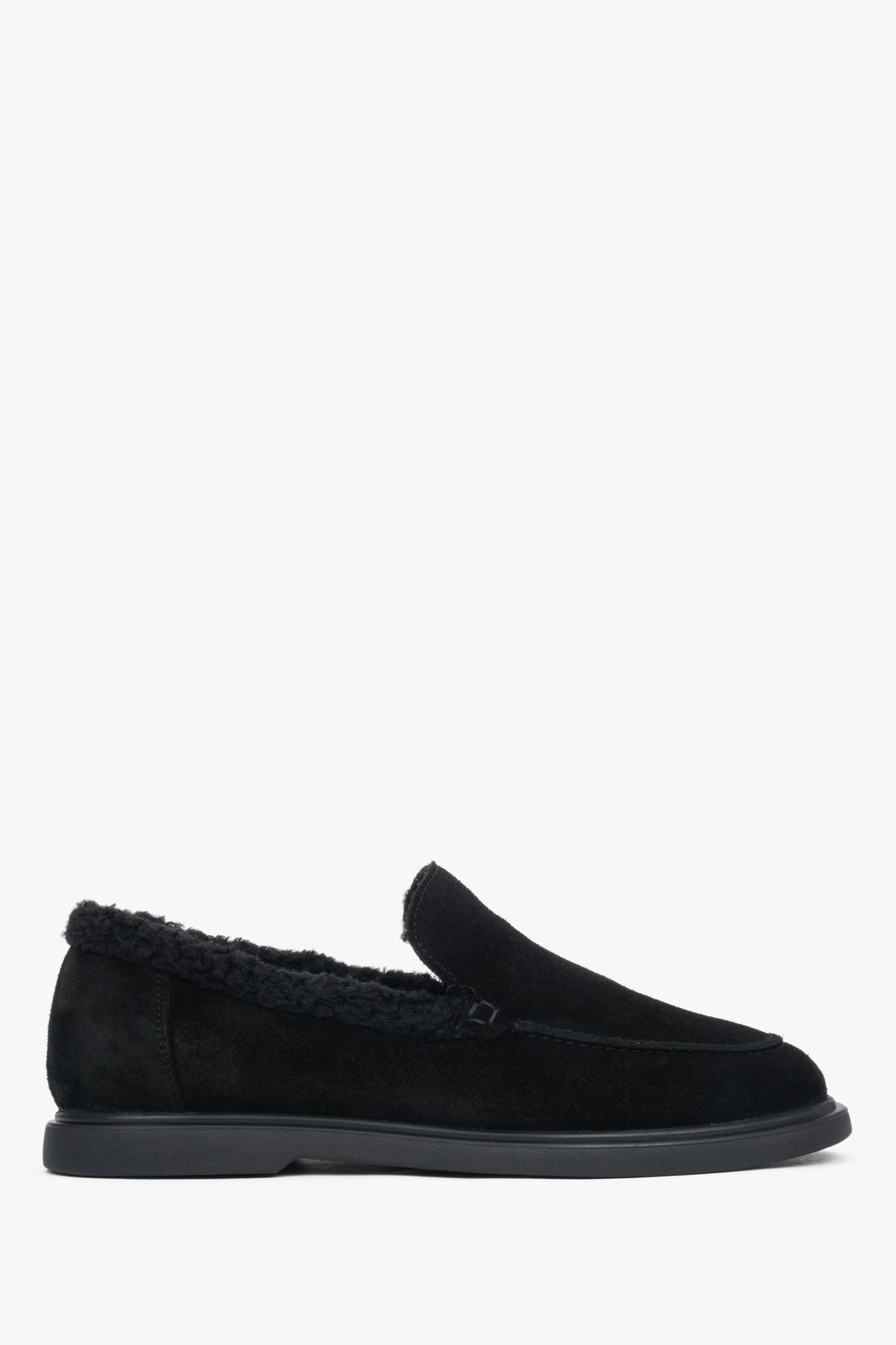Flache Seitenansicht des schwarzen Damen-Loafers für den Winter aus Velours