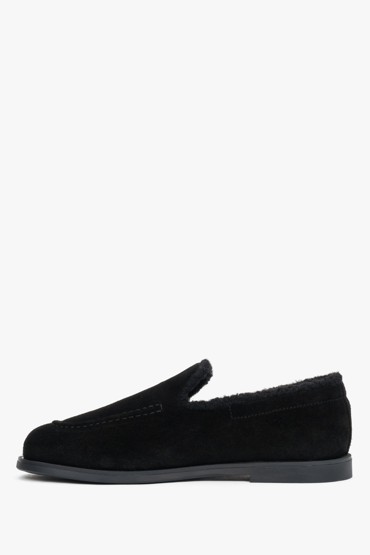 Flache Profilansicht der schwarzen Velours-Loafers für Damen mit flachem Absatz 