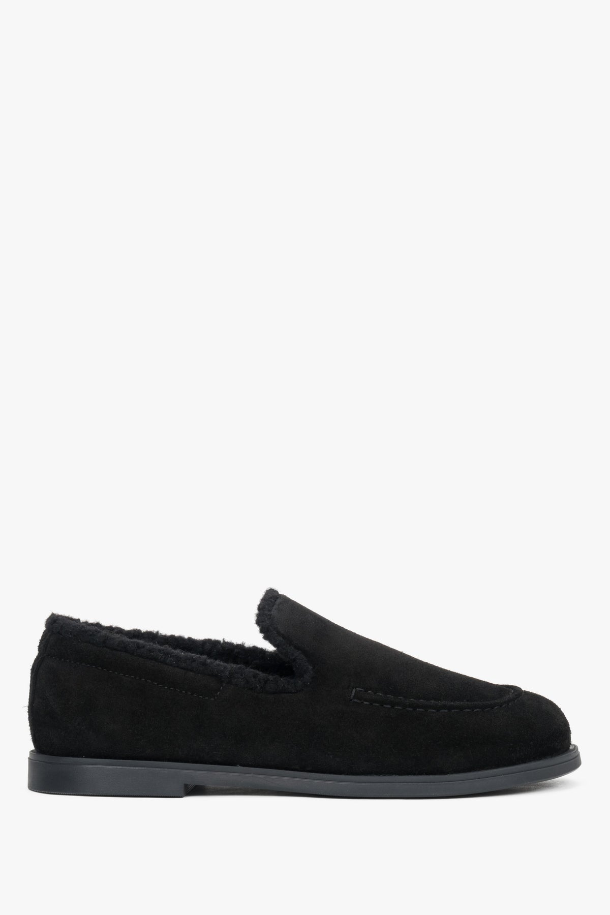 Flache Profilansicht der Innenseite des schwarzen Slip-on-Loafers für kühle Tage 