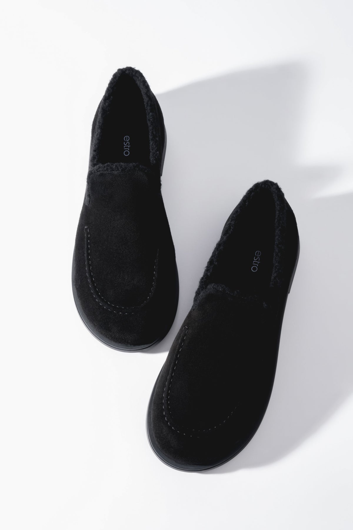 Ästhetische Aufnahme der schwarzen, gefütterten Damen-Loafers aus der Vogelperspektive