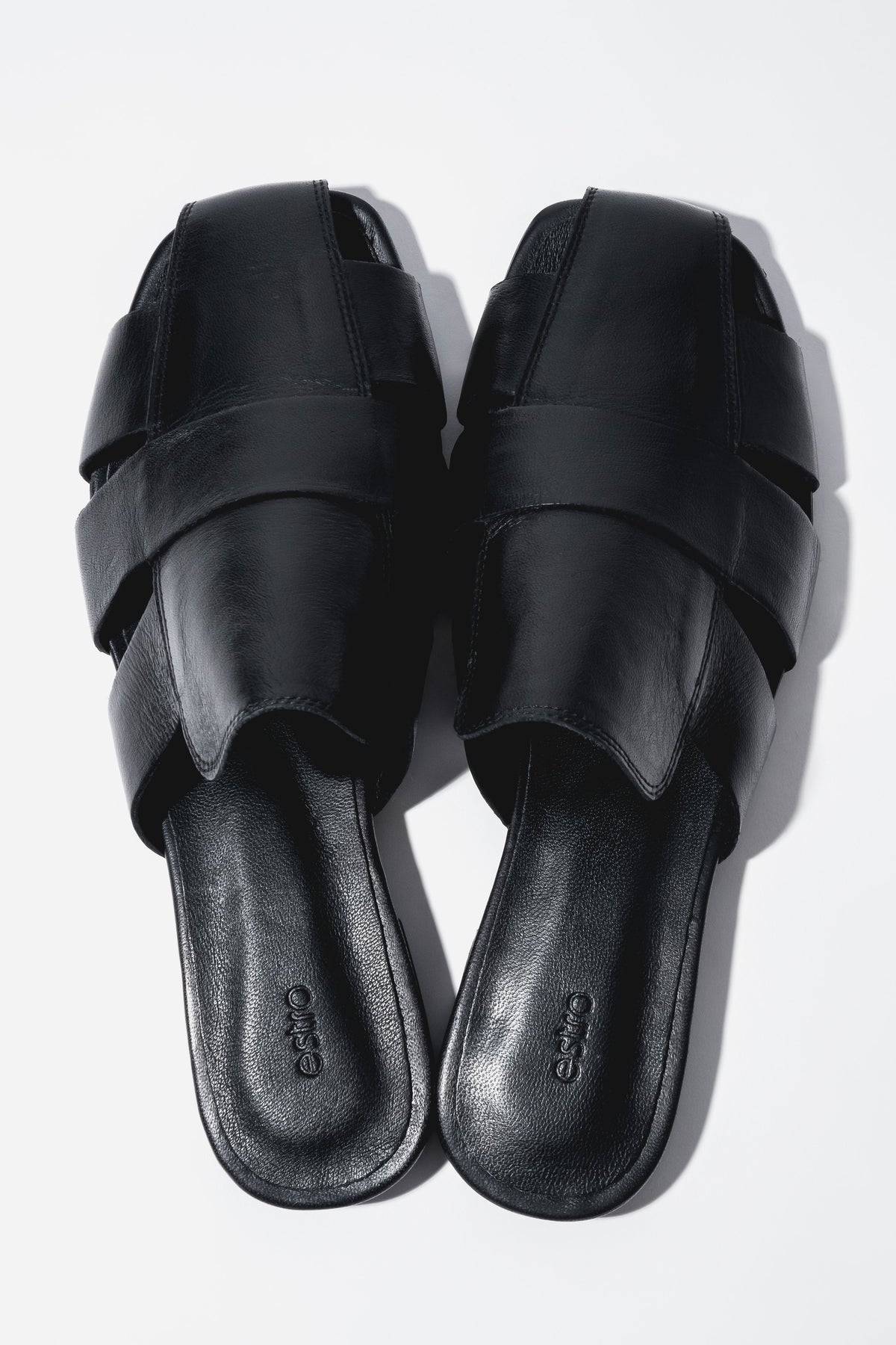 Schwarze Damen-Mules aus echtem Leder mit verflochtenem Obermaterial von oben
