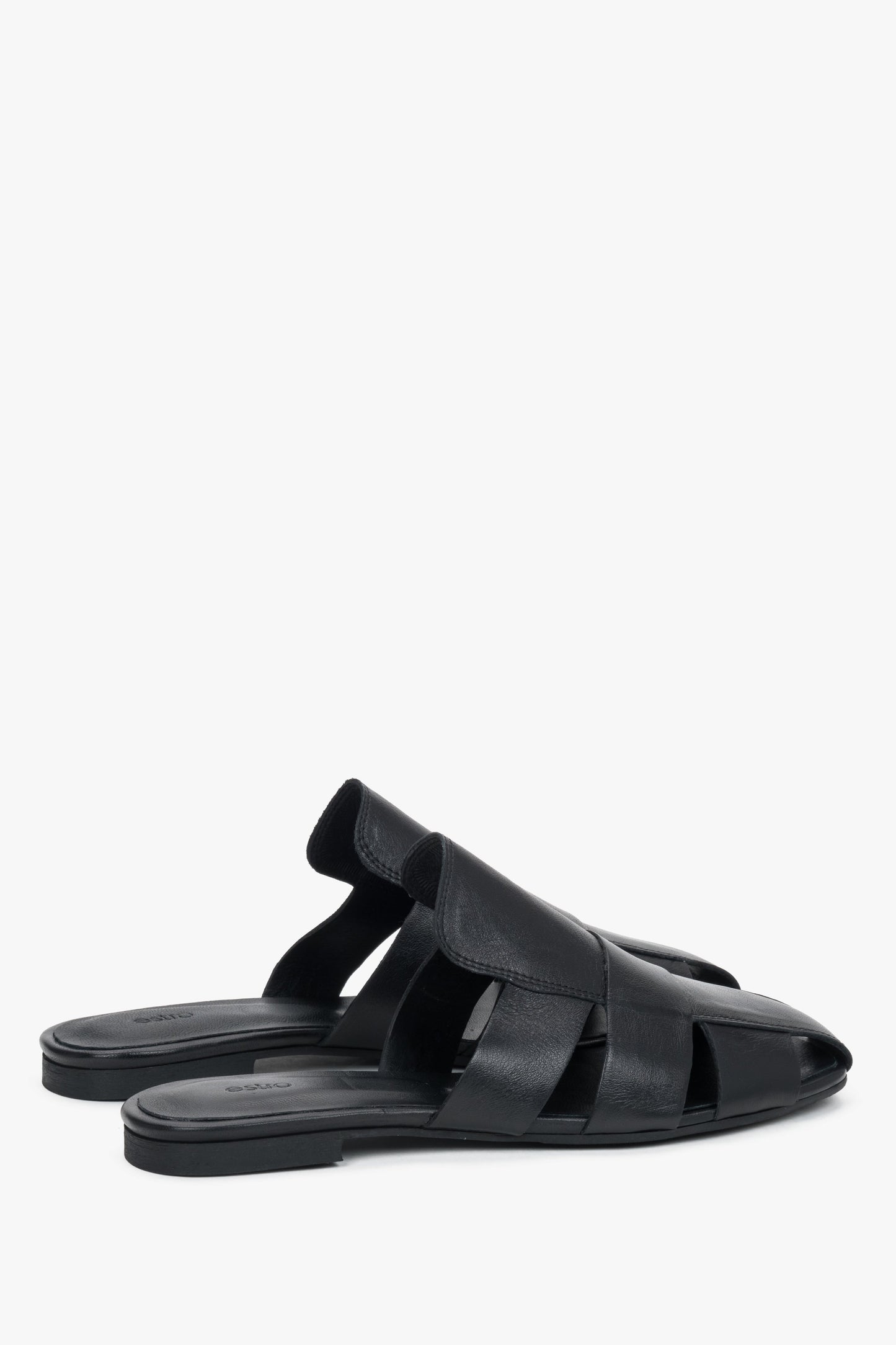 Schwarze Damen-Mules mit verflochtenem Obermaterial in schräger Seitenansicht