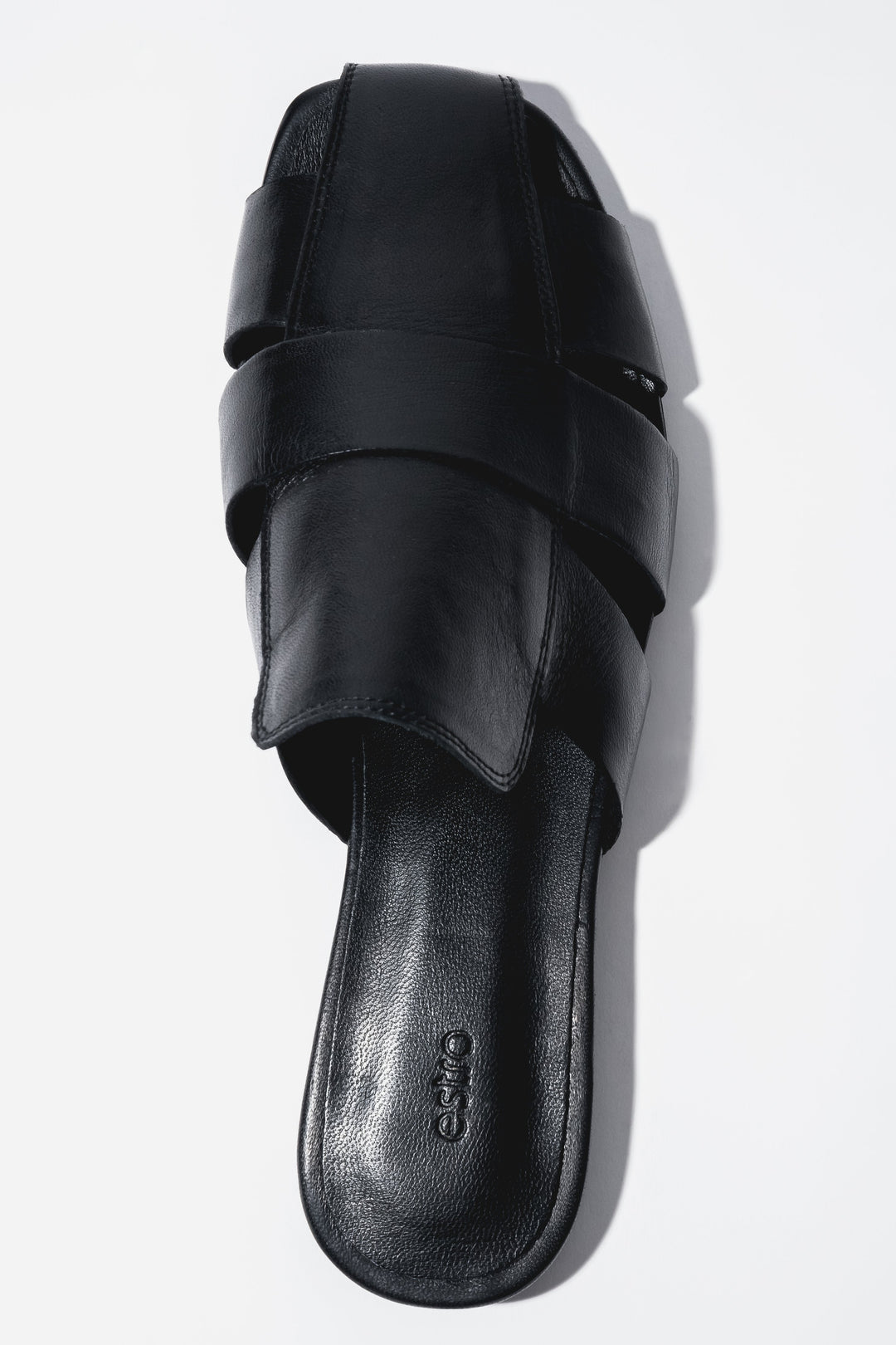 Schwarze Damen-Mules aus Leder mit verflochtenem Obermaterial in Detailansicht