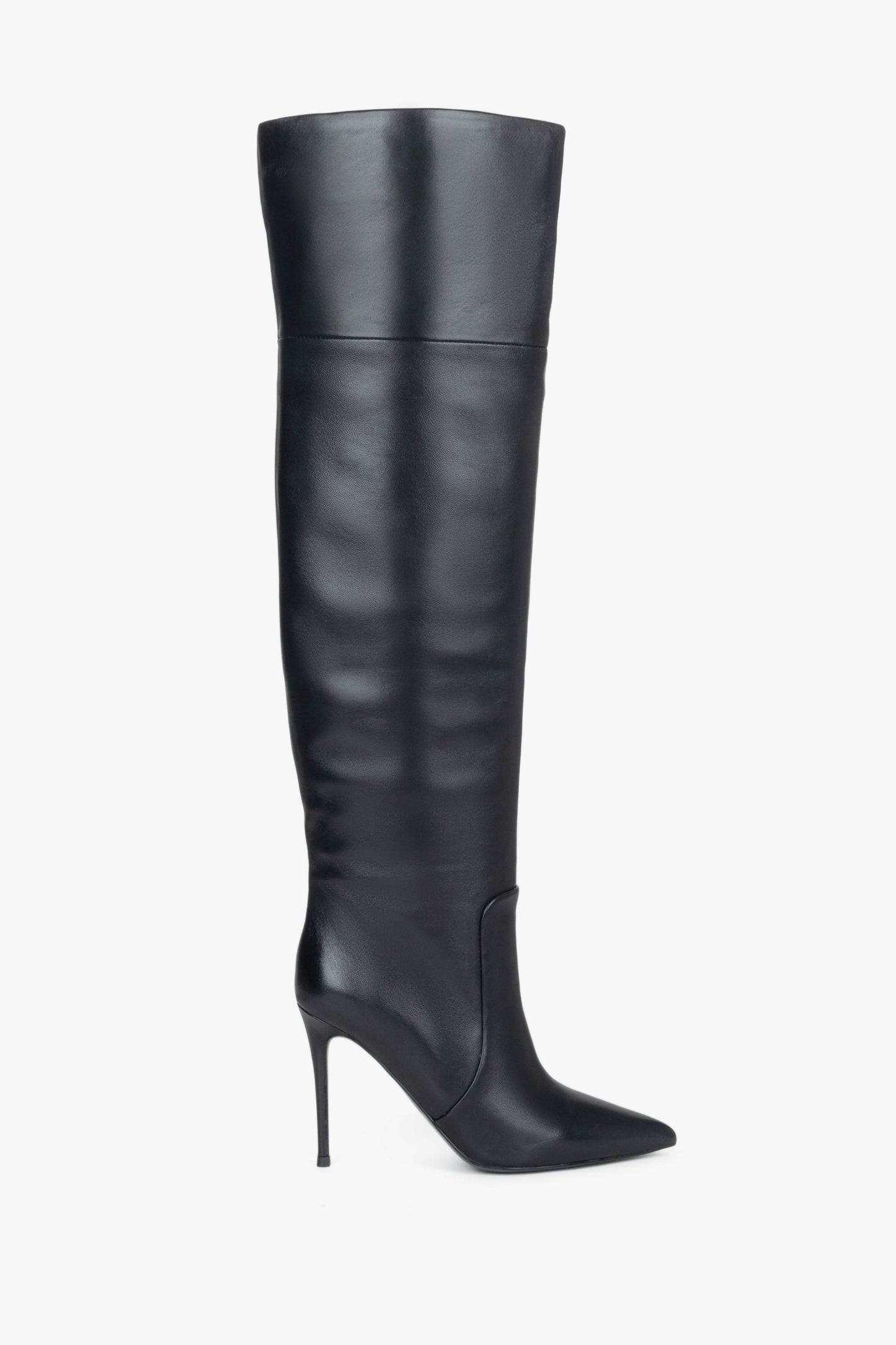 Flache Profilansicht der Außenseite des schwarzen Overknee-Stiefels aus Echtleder mit Stiletto-Absatz