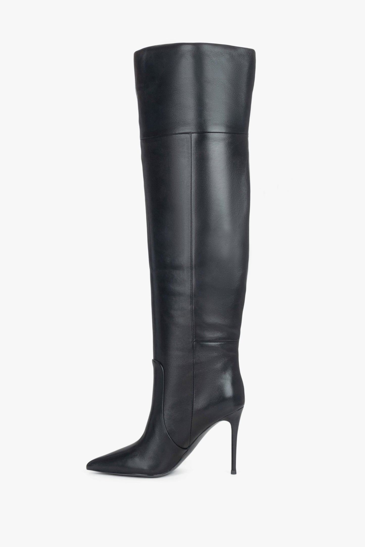 Flache Profilansicht der Innenseite der schwarzen Damen-Overknee-Stiefel 