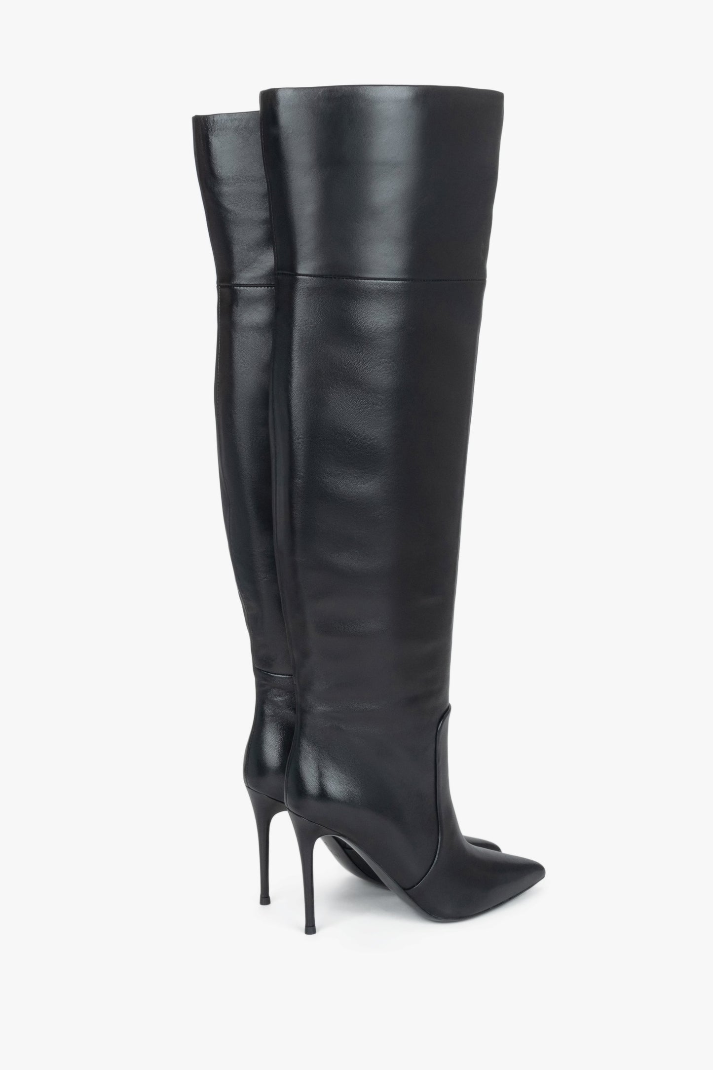 Rückwärtige Schrägansicht des Paares mit Fokus auf den 10 cm hohen Stiletto-Absatz 