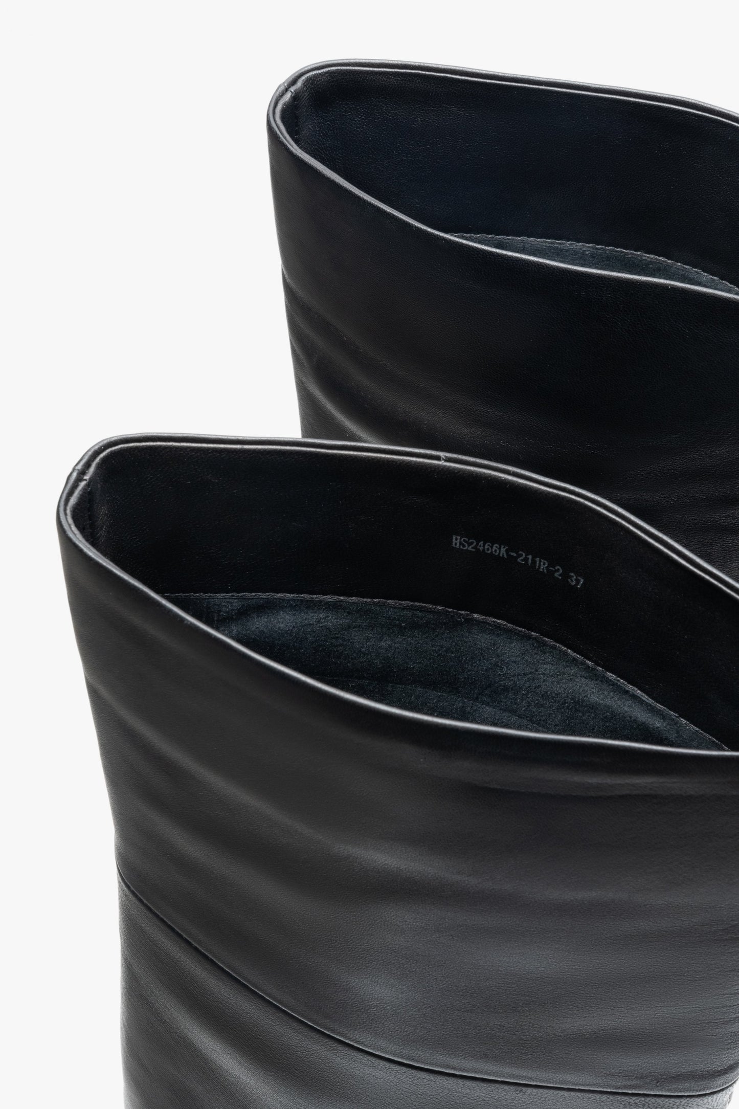 Nahaufnahme der oberen Schaftöffnung von oben zur Veranschaulichung des Textilfutters und Slip-On-Designs 